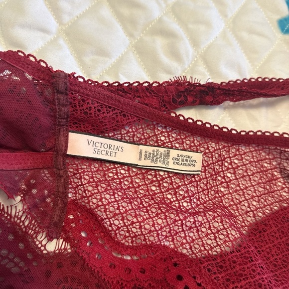 Elegant Red Lace Bralette - Picture 4 of 4